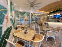 SERENITY SUITES with ROOFTOP POOL, BEACH CLUB, SPA, RESTAURANTS餐厅或其他用餐的地方
