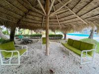 SERENITY SUITES with ROOFTOP POOL, BEACH CLUB, SPA, RESTAURANTS内部或周边的泳池
