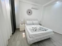 SERENITY SUITES with ROOFTOP POOL, BEACH CLUB, SPA, RESTAURANTS客房内的一张或多张床位