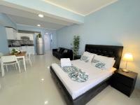 SERENITY SUITES with ROOFTOP POOL, BEACH CLUB, SPA, RESTAURANTS的厨房或小厨房