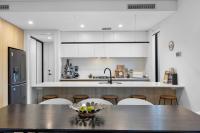 Stylish Mount Lawley Retreat Walk to Beaufort Street的厨房或小厨房