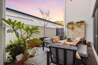 Stylish Mount Lawley Retreat Walk to Beaufort Street的阳台或露台