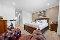 Stylish Mount Lawley Retreat Walk to Beaufort Street客房内的一张或多张床位