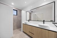 Stylish Mount Lawley Retreat Walk to Beaufort Street的一间浴室