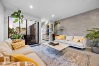 Stylish Mount Lawley Retreat Walk to Beaufort Street的休息区