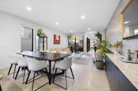 Stylish Mount Lawley Retreat Walk to Beaufort Street的休息区
