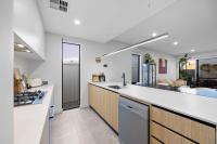 Stylish Mount Lawley Retreat Walk to Beaufort Street的厨房或小厨房