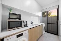 Stylish Mount Lawley Retreat Walk to Beaufort Street的厨房或小厨房
