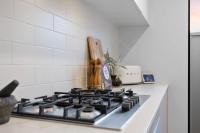 Stylish Mount Lawley Retreat Walk to Beaufort Street的厨房或小厨房