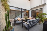 Stylish Mount Lawley Retreat Walk to Beaufort Street的休息区