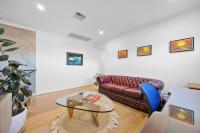 Stylish Mount Lawley Retreat Walk to Beaufort Street的休息区