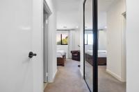 Stylish Mount Lawley Retreat Walk to Beaufort Street客房内的一张或多张床位