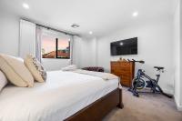 Stylish Mount Lawley Retreat Walk to Beaufort Street的电视和/或娱乐中心