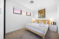 Stylish Mount Lawley Retreat Walk to Beaufort Street客房内的一张或多张床位