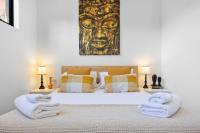 Stylish Mount Lawley Retreat Walk to Beaufort Street客房内的一张或多张床位