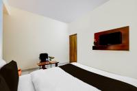 Super Hotel O RUBY GRAND INN的电视和/或娱乐中心