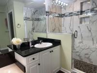 Waterfront Luxury Huge Condo with 15000sf Pool的一间浴室