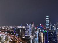 迪拜CaiCai Homes 1 BHK Nobles Tower Business Bay 5 min Drive to Dubai Mall的夜晚带灯光的城市景观