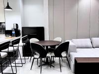 迪拜CaiCai Homes 1 BHK Nobles Tower Business Bay 5 min Drive to Dubai Mall的带沙发、桌子和椅子的客厅
