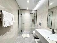 迪拜CaiCai Homes 1 BHK Nobles Tower Business Bay 5 min Drive to Dubai Mall的带淋浴、马桶和水槽的浴室