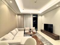 迪拜CaiCai Homes 1 BHK Nobles Tower Business Bay 5 min Drive to Dubai Mall的客厅里有一张白色沙发和一台电视