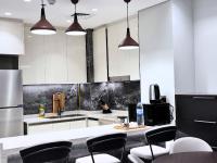 迪拜CaiCai Homes 1 BHK Nobles Tower Business Bay 5 min Drive to Dubai Mall的厨房配有白色橱柜和黑白电器