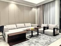 CaiCai Homes 1 BHK Nobles Tower Business Bay 5 min Drive to Dubai Mall的休息区