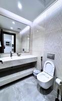 CaiCai Homes 1 BHK Nobles Tower Business Bay 5 min Drive to Dubai Mall的一间浴室