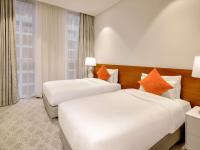 Grand Mercure Dubai City客房内的一张或多张床位