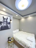 Nhà 4Brs 5wc Bùi Viện Quận 1客房内的一张或多张床位