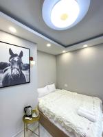 Nhà 4Brs 5wc Bùi Viện Quận 1客房内的一张或多张床位