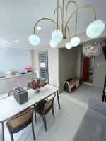 Nhà 4Brs 5wc Bùi Viện Quận 1的休息区