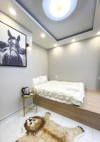 Nhà 4Brs 5wc Bùi Viện Quận 1客房内的一张或多张床位