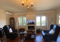 Lorantina Luxury Sea View Holiday House close to Barbati &amp; Ipsos Beach with Starlink WiFi的电视和&#47;或娱乐中心