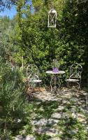 SpartýlasLorantina Luxury Sea View Holiday House close to Barbati &amp; Ipsos Beach with Starlink WiFi的花园里的两把椅子和一张桌子