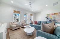 The Hangout House Relaxed 4BR Luxury, 3 King Suites, Walk to Beach, Pet Friendly的休息区