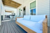 The Hangout House Relaxed 4BR Luxury, 3 King Suites, Walk to Beach, Pet Friendly的阳台或露台