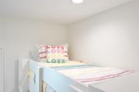 The Hangout House Relaxed 4BR Luxury, 3 King Suites, Walk to Beach, Pet Friendly客房内的一张或多张床位