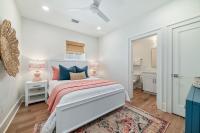 The Hangout House Relaxed 4BR Luxury, 3 King Suites, Walk to Beach, Pet Friendly客房内的一张或多张床位
