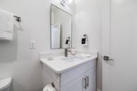 The Hangout House Relaxed 4BR Luxury, 3 King Suites, Walk to Beach, Pet Friendly的一间浴室