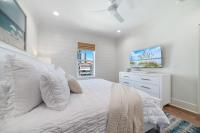 The Hangout House Relaxed 4BR Luxury, 3 King Suites, Walk to Beach, Pet Friendly客房内的一张或多张床位