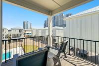 The Hangout House Relaxed 4BR Luxury, 3 King Suites, Walk to Beach, Pet Friendly的阳台或露台