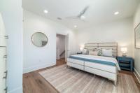The Hangout House Relaxed 4BR Luxury, 3 King Suites, Walk to Beach, Pet Friendly客房内的一张或多张床位