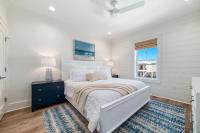 The Hangout House Relaxed 4BR Luxury, 3 King Suites, Walk to Beach, Pet Friendly客房内的一张或多张床位