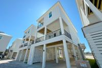格尔夫海岸The Hangout House Relaxed 4BR Luxury, 3 King Suites, Walk to Beach, Pet Friendly的海滩上一座带阳台的大型白色建筑