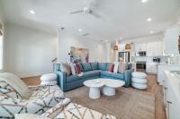 The Hangout House Relaxed 4BR Luxury, 3 King Suites, Walk to Beach, Pet Friendly的厨房或小厨房