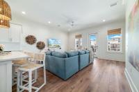 The Hangout House Relaxed 4BR Luxury, 3 King Suites, Walk to Beach, Pet Friendly的休息区
