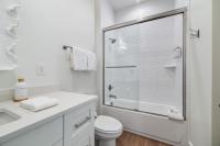 The Hangout House Relaxed 4BR Luxury, 3 King Suites, Walk to Beach, Pet Friendly的一间浴室