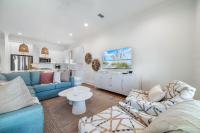The Hangout House Relaxed 4BR Luxury, 3 King Suites, Walk to Beach, Pet Friendly的厨房或小厨房