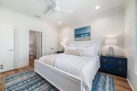 The Hangout House Relaxed 4BR Luxury, 3 King Suites, Walk to Beach, Pet Friendly客房内的一张或多张床位